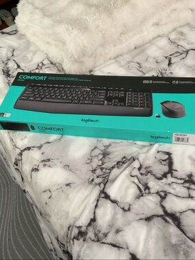 NIB Logitech Comfort Wireless Keyboard and Mouse Combo - Black